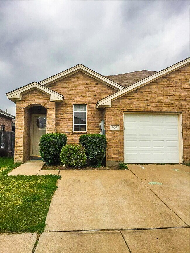Building Photo - 3 bed, 2 bath duplex in Burleson