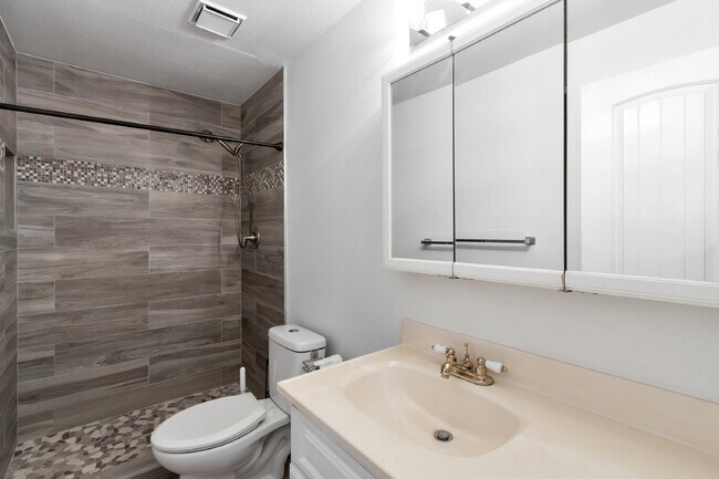 Building Photo - Old Town Remodeled Four Bedroom!