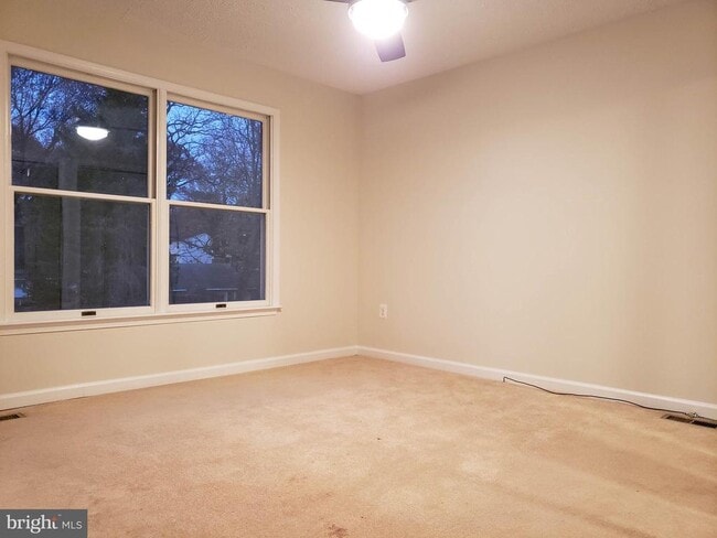 Building Photo - 724 Hillcrest Dr