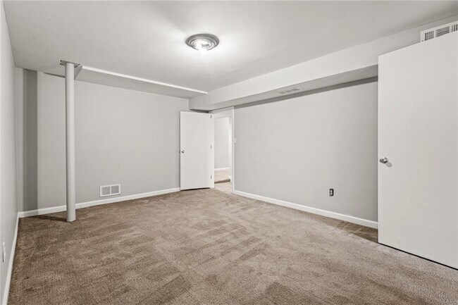 Building Photo - 2519 Lauderdale Dr NE