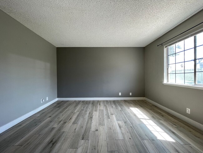 Building Photo - 2 BED 2 BATH TOWNHOUSE NEAR LAKE MEAD AND ...