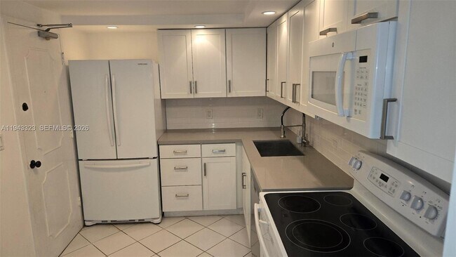 Building Photo - 9381 E Bay Harbor Dr