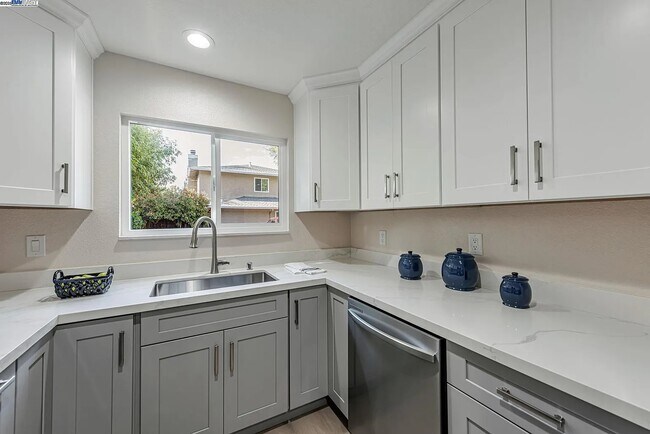 Building Photo - 7516 Silvertree Ln