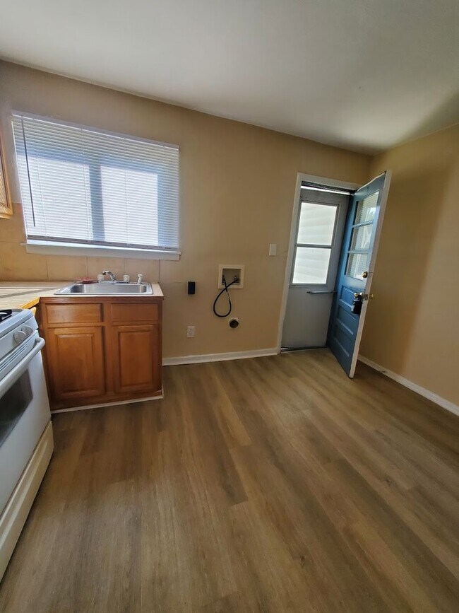 Building Photo - Absolutely Adorable two bedroom is move in...