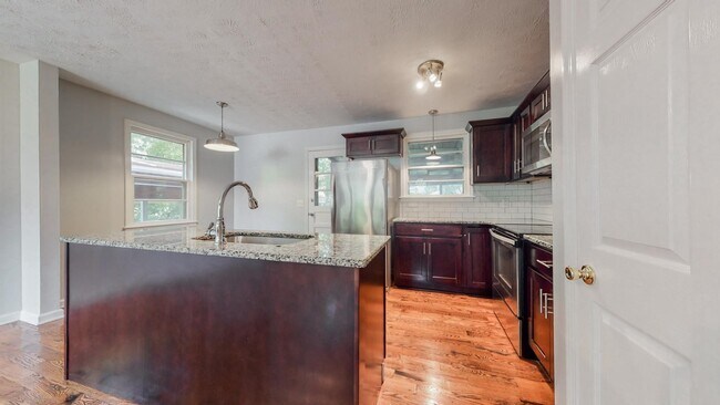 Building Photo - 408 Lealand Ln