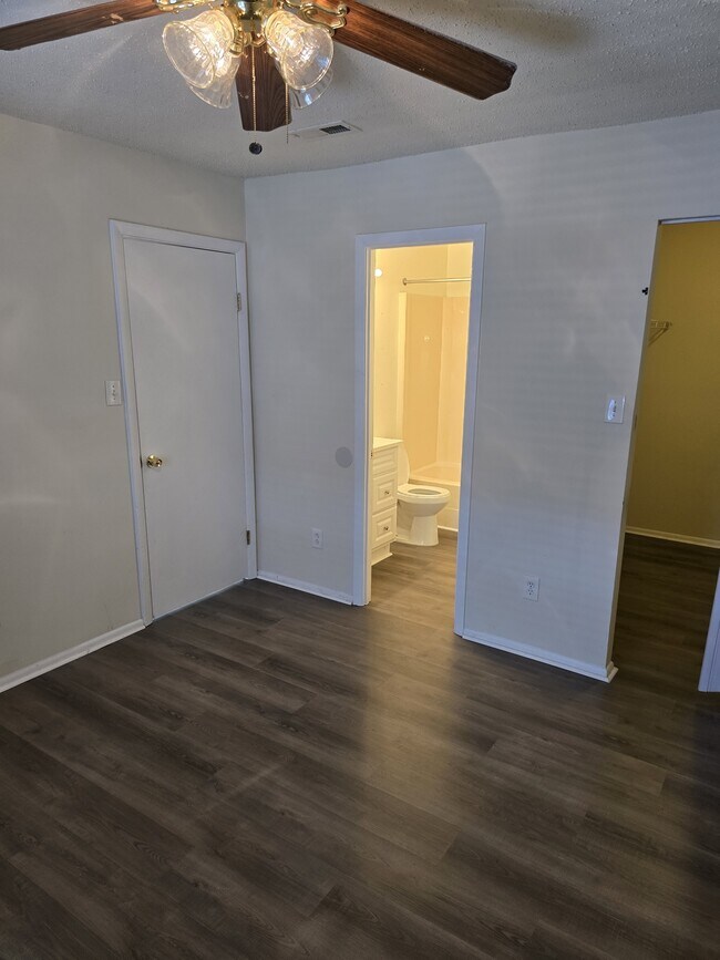 Building Photo - 5649 Summit Arch