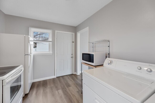 Building Photo - Move in ready - 2 Bed 1 Bath In Quiet Neig...