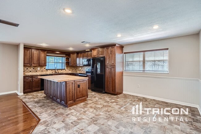 Building Photo - 2062 Southpointe Dr