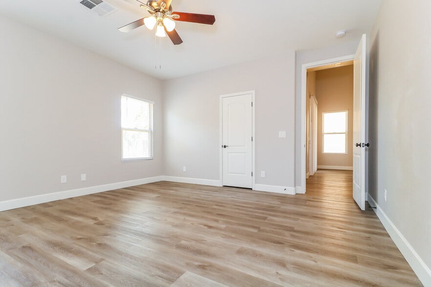 Building Photo - 6512 S 49th Dr