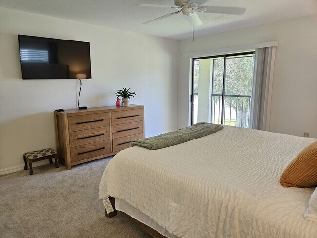 Building Photo - Seasonal Short-Term 2 Bedroom 2 Bathroom 2nd Floor Condo in Estancias of Capri Isles!