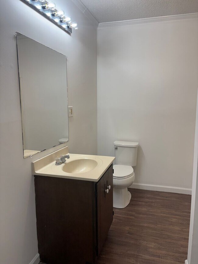 Building Photo - 1605 High St