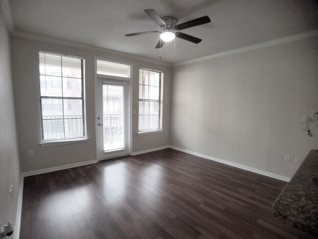 Building Photo - Beautiful 1/1 Pool View Condo x Rent @ Upt...