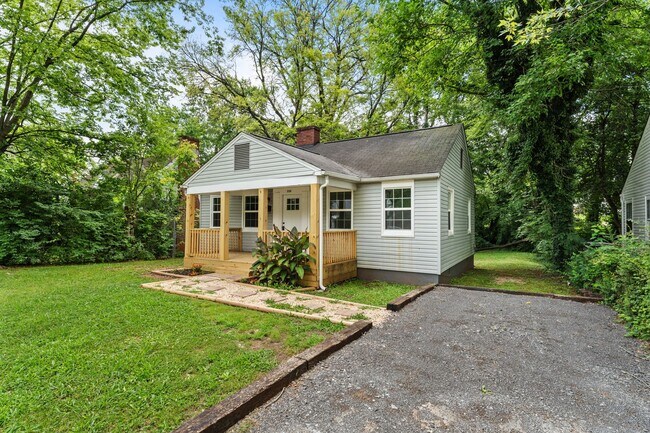 Building Photo - Freshly Renovated 2 Bed, 1 Bath – Prime Location Near Downtown Knoxville!