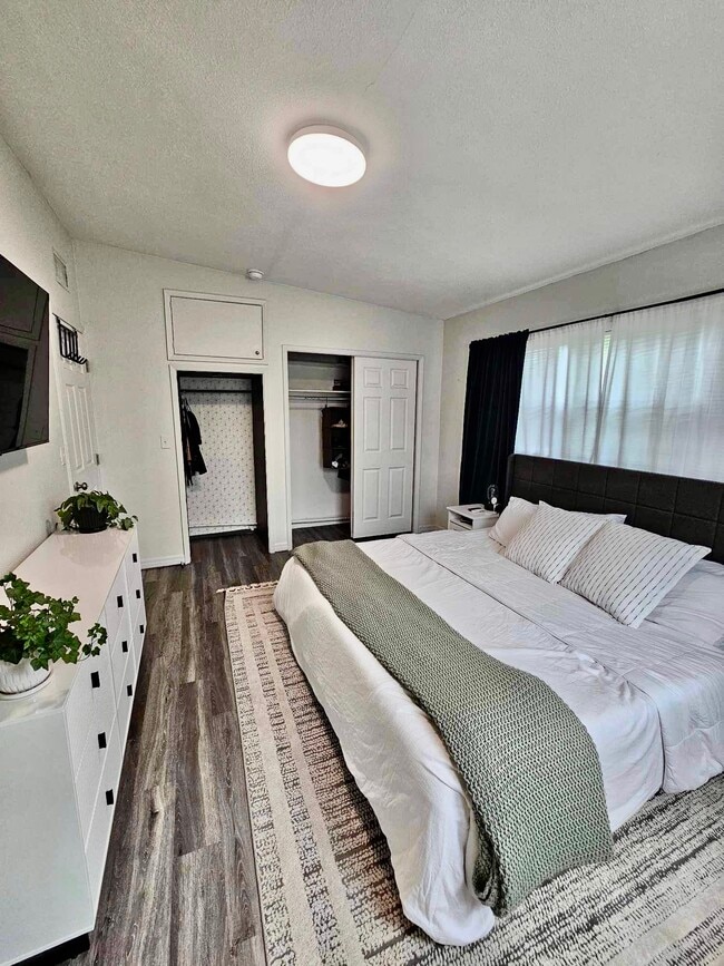 Building Photo - 1434 Overlea St