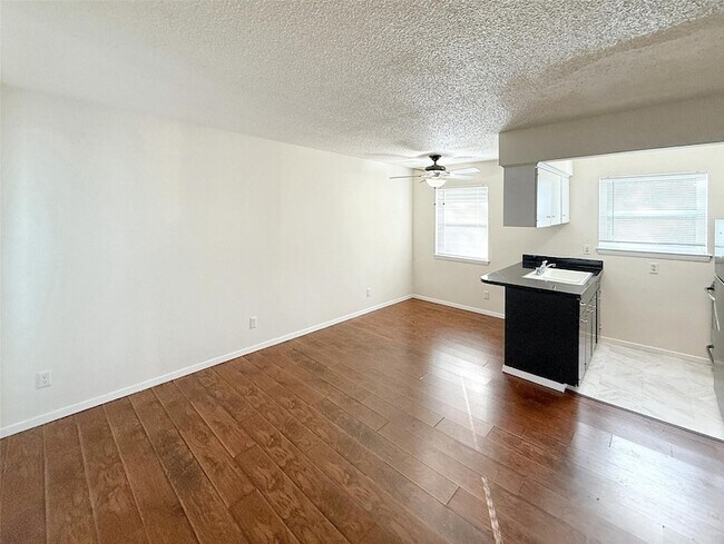 Building Photo - 4811 Live Oak St