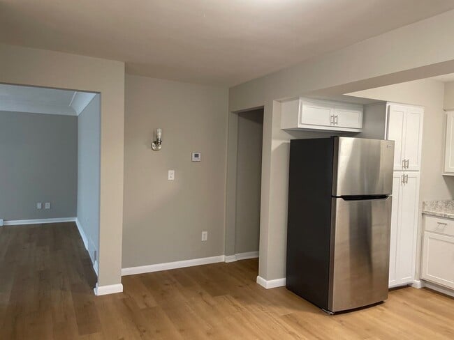 Building Photo - 1910 Thornapple Ave