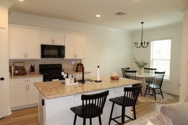 Building Photo - Golf Course and Pond Views