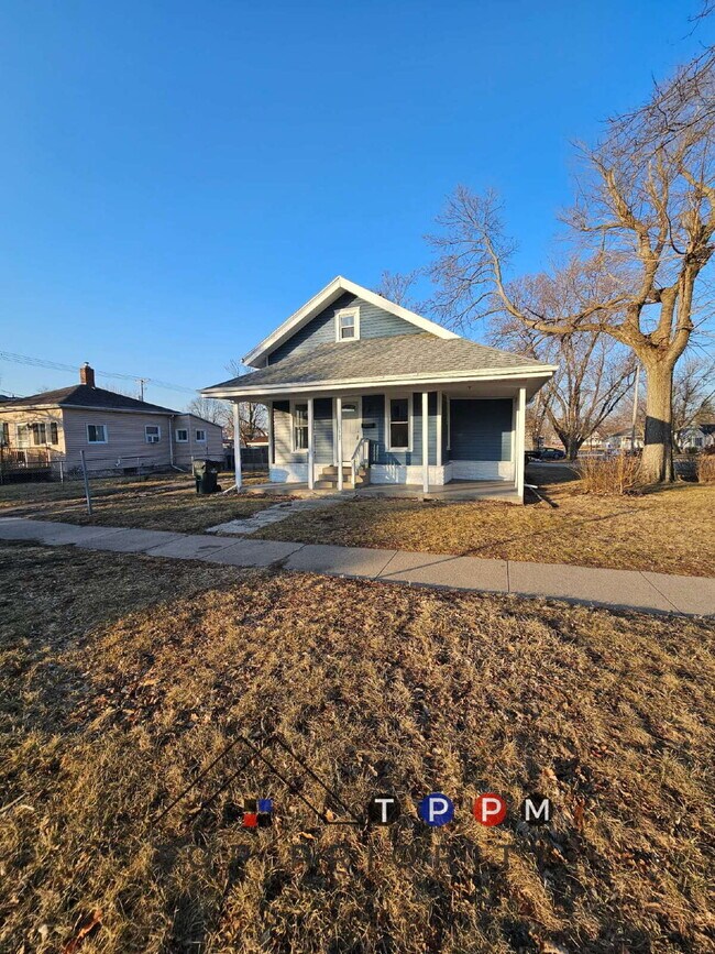 Building Photo - 3 Bedroom | 1 Bathroom Single-Family Home ...