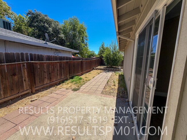 Building Photo - 5568 Hillsdale Blvd
