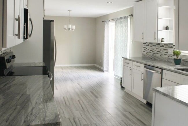 Building Photo - Charming Corner Lot Brick Home With 3-Bedr...