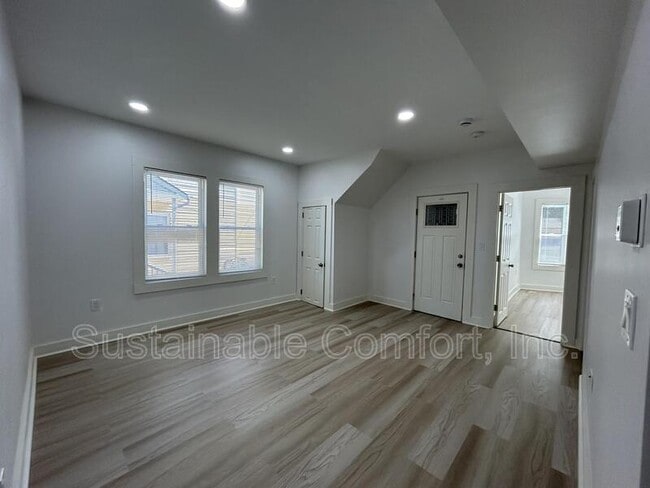 Building Photo - 71 Paine St