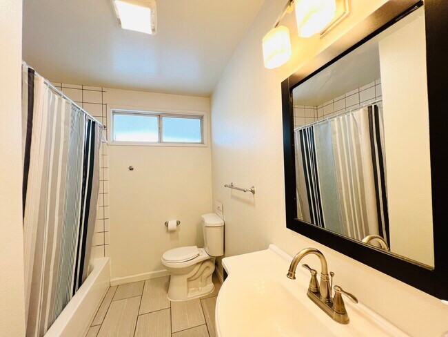 Building Photo - 824 N San Diego Ave