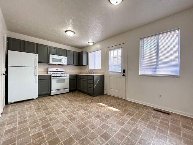 Building Photo - Two Bedroom Townhome In Southeast Grand Rapids