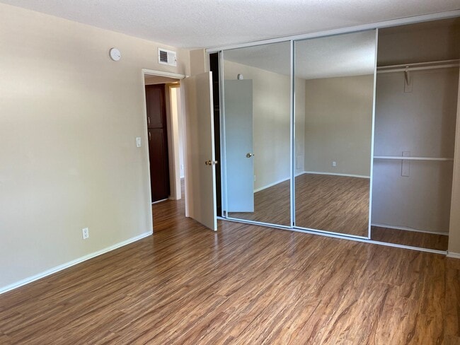 Building Photo - 411 W Riverside Dr