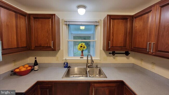Building Photo - 115 Deer Hill Ct
