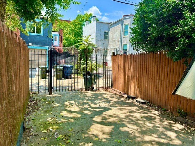 Building Photo - 3 bed 2 bath - Parking!!!  Pets Welcome!!!