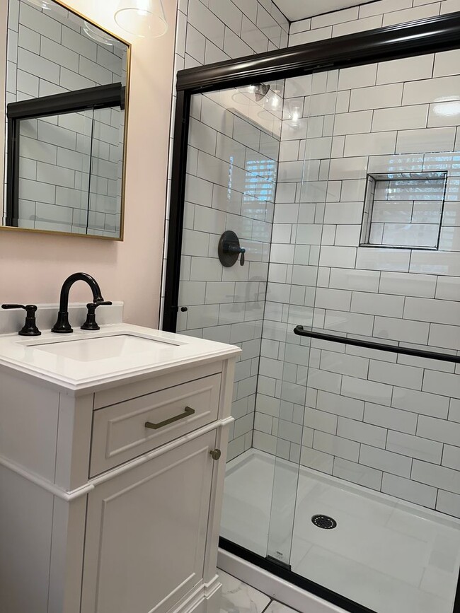 Building Photo - Large Home on the Eastside on a deadened street - Pre Lease