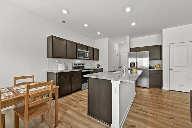 Building Photo - 1102 Lossie Ln