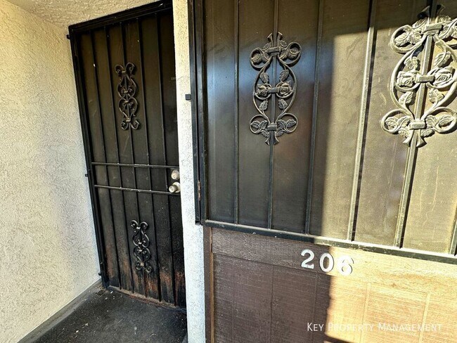 Building Photo - 1405 E Vegas Valley Dr