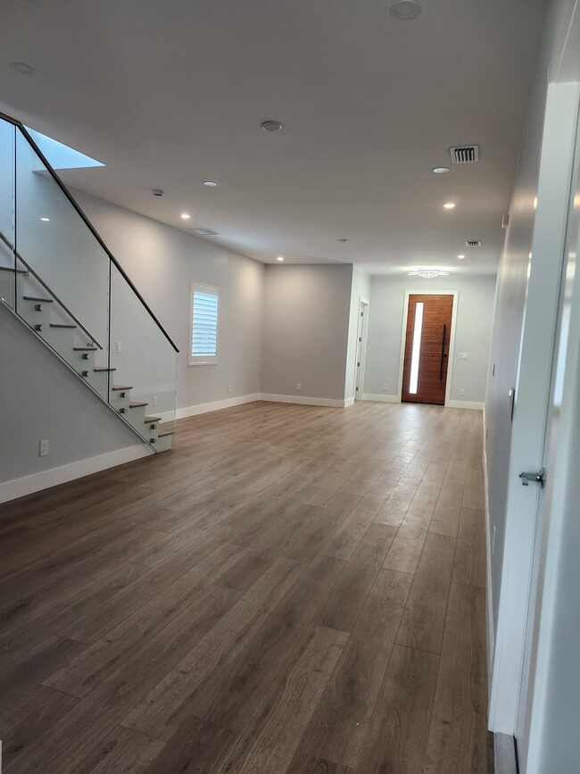 Building Photo - 1213 Formosa Ave