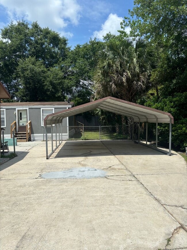 Building Photo - Lovely Home is Quiet Southwest Jacksonvill...