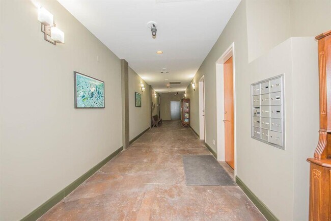 Building Photo - 915 N San Jacinto St