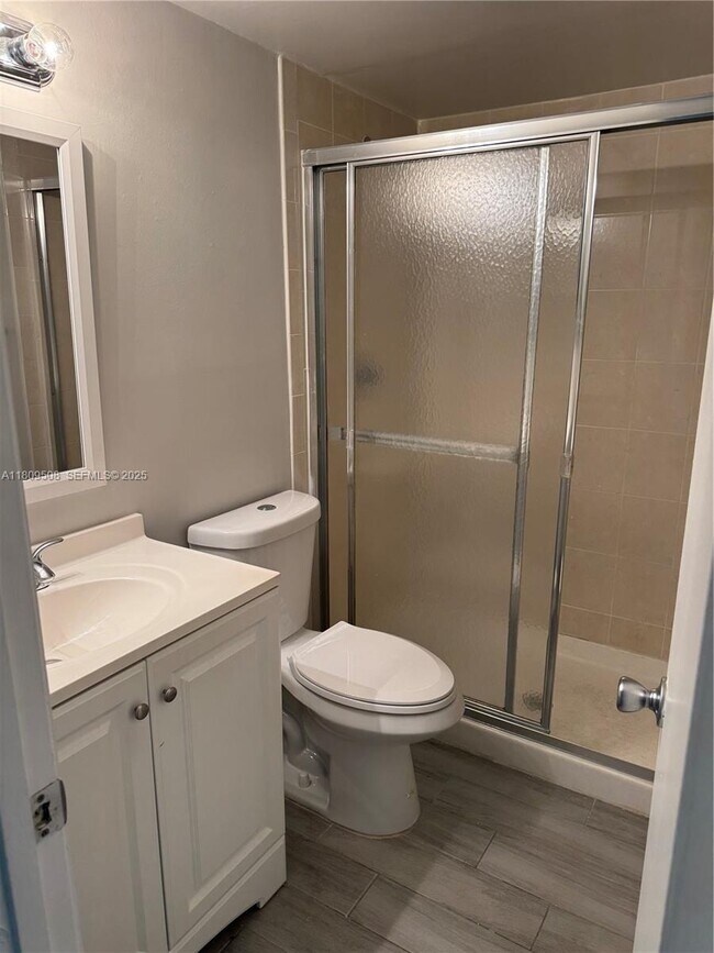 Building Photo - 721 N Pine Island Rd