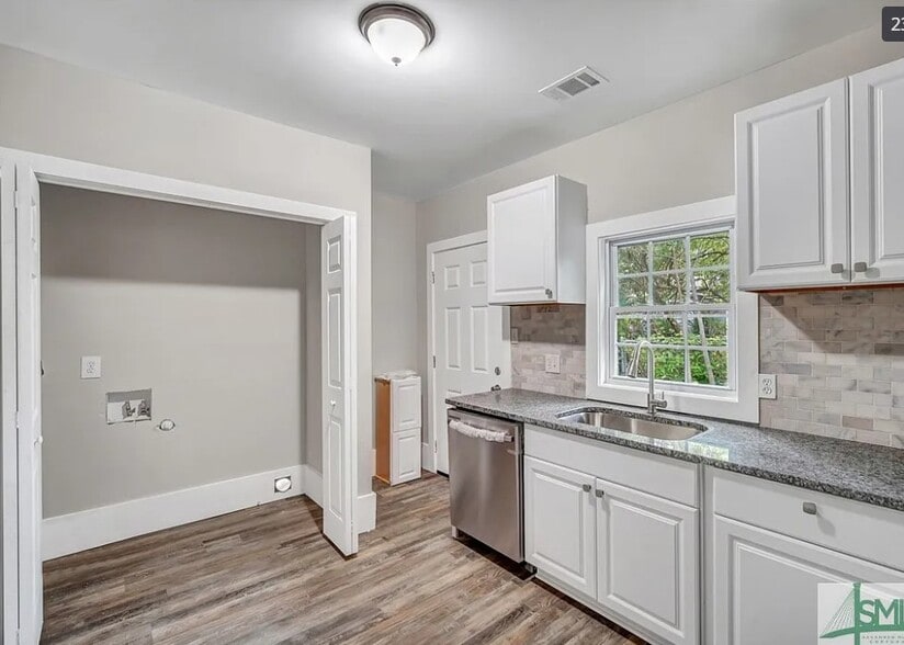 Building Photo - 720 W 42nd St