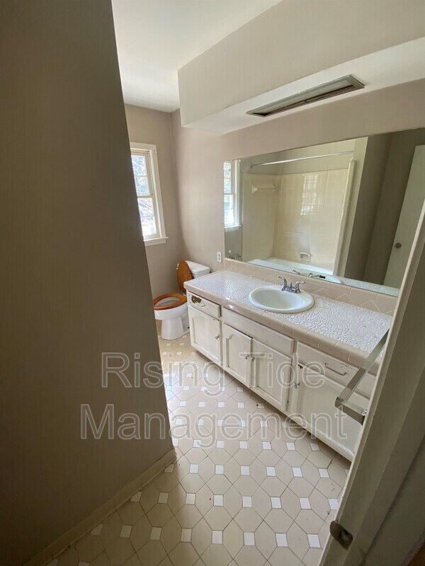 Building Photo - 1505 Pine Tree Dr