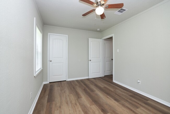 Building Photo - 9026 Lake Forest Blvd