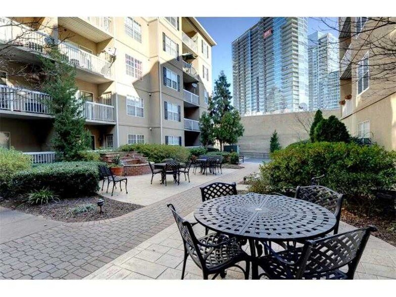 Grill area with tables - 1074 Peachtree Walk NE