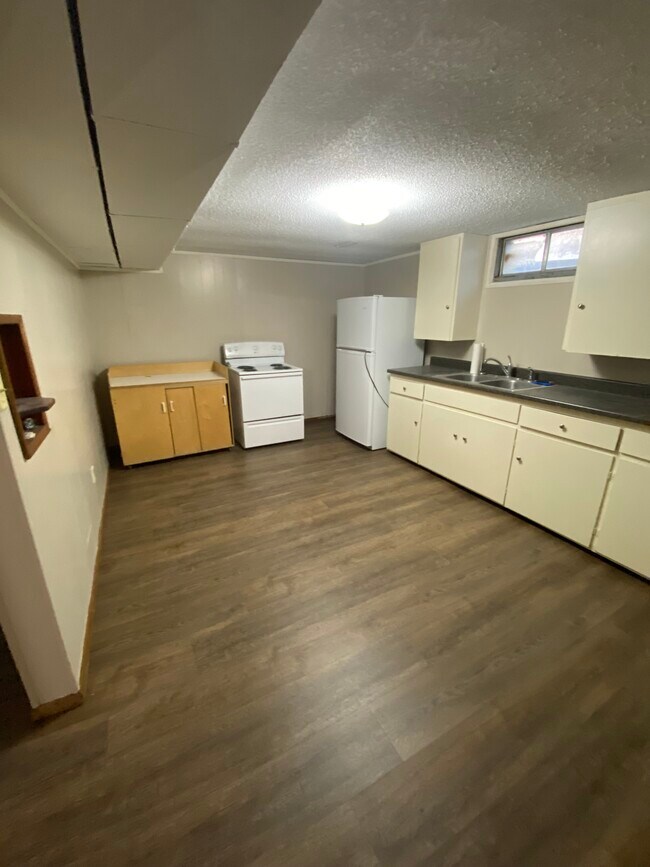 Building Photo - 615 E 5th St