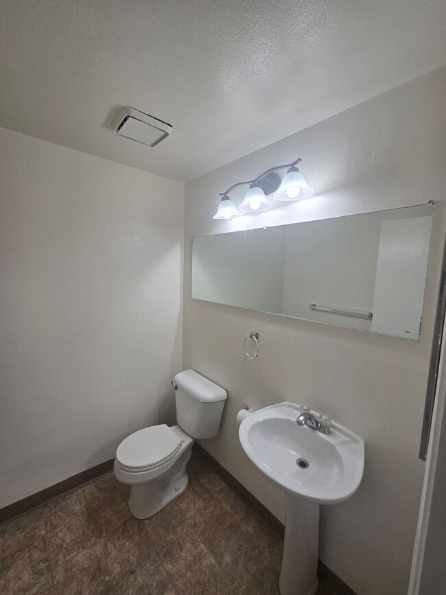 Building Photo - Auburn Green's 2 Bed 1 1/2 Bath