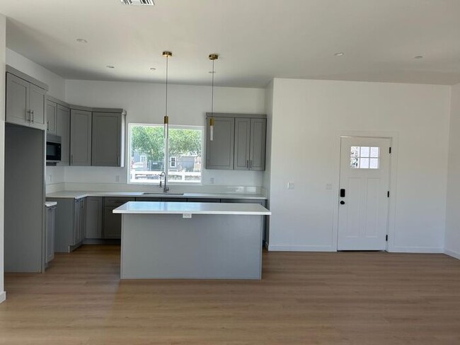 Building Photo - Stunning 3 Bedroom 2 Bathroom House for Re...