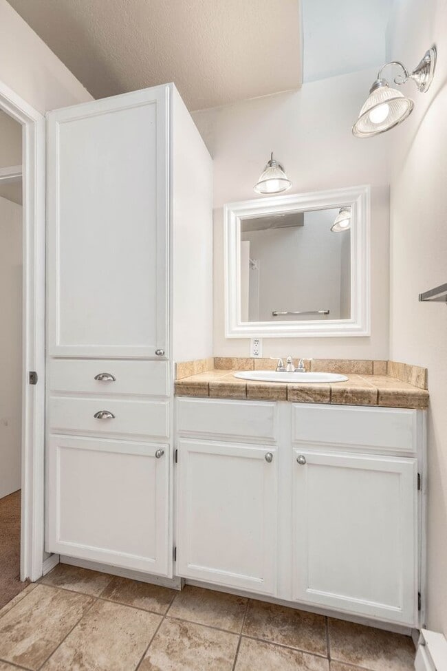 Building Photo - Bright 2 Bedroom Townhouse with Creek Views and Excellent Commuter Location