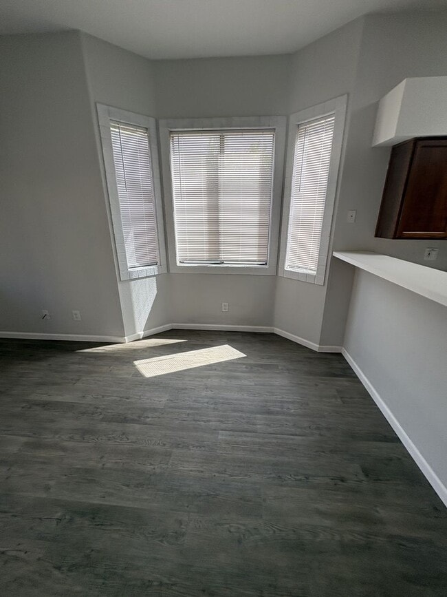 Building Photo - Rita Ranch Vail School District Single story home