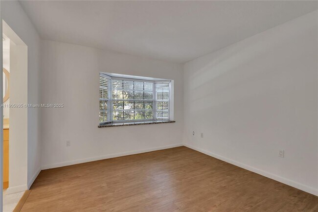 Building Photo - 2560 Tigertail Ave