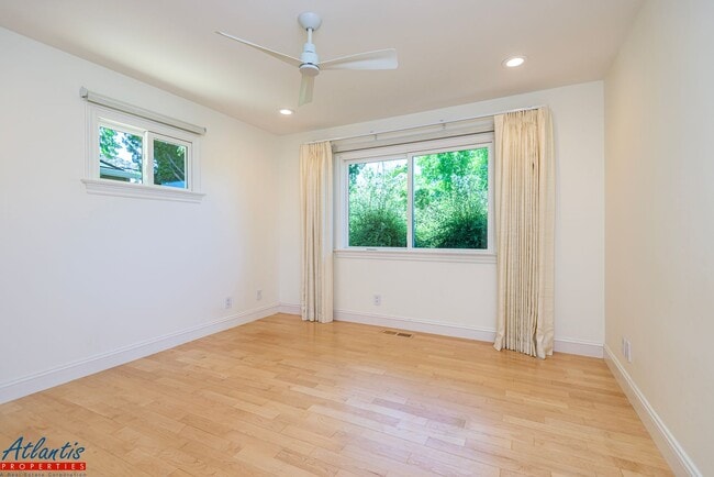 Building Photo - Stunning & Remodeled Home | Desirable Sara...