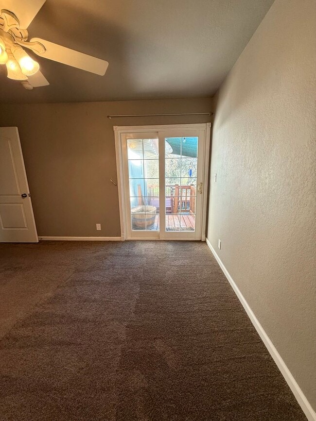 Building Photo - Beautiful 3 Bedroom 2 Bath Single Family Home AVAILABLE NOW!!