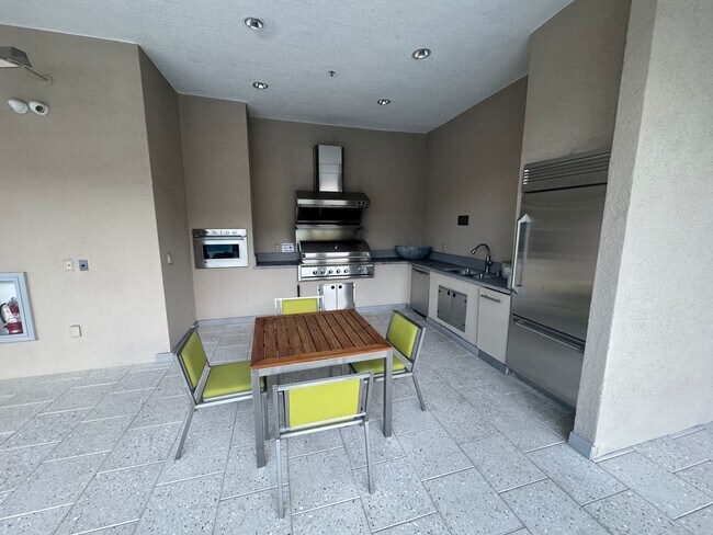 Building Photo - 810 E Palm Canyon Dr